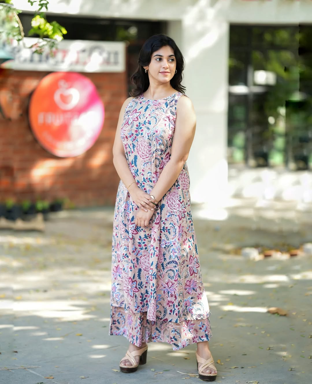Elegant Floral Print Sleeveless Kurti with Matching Palazzo Set