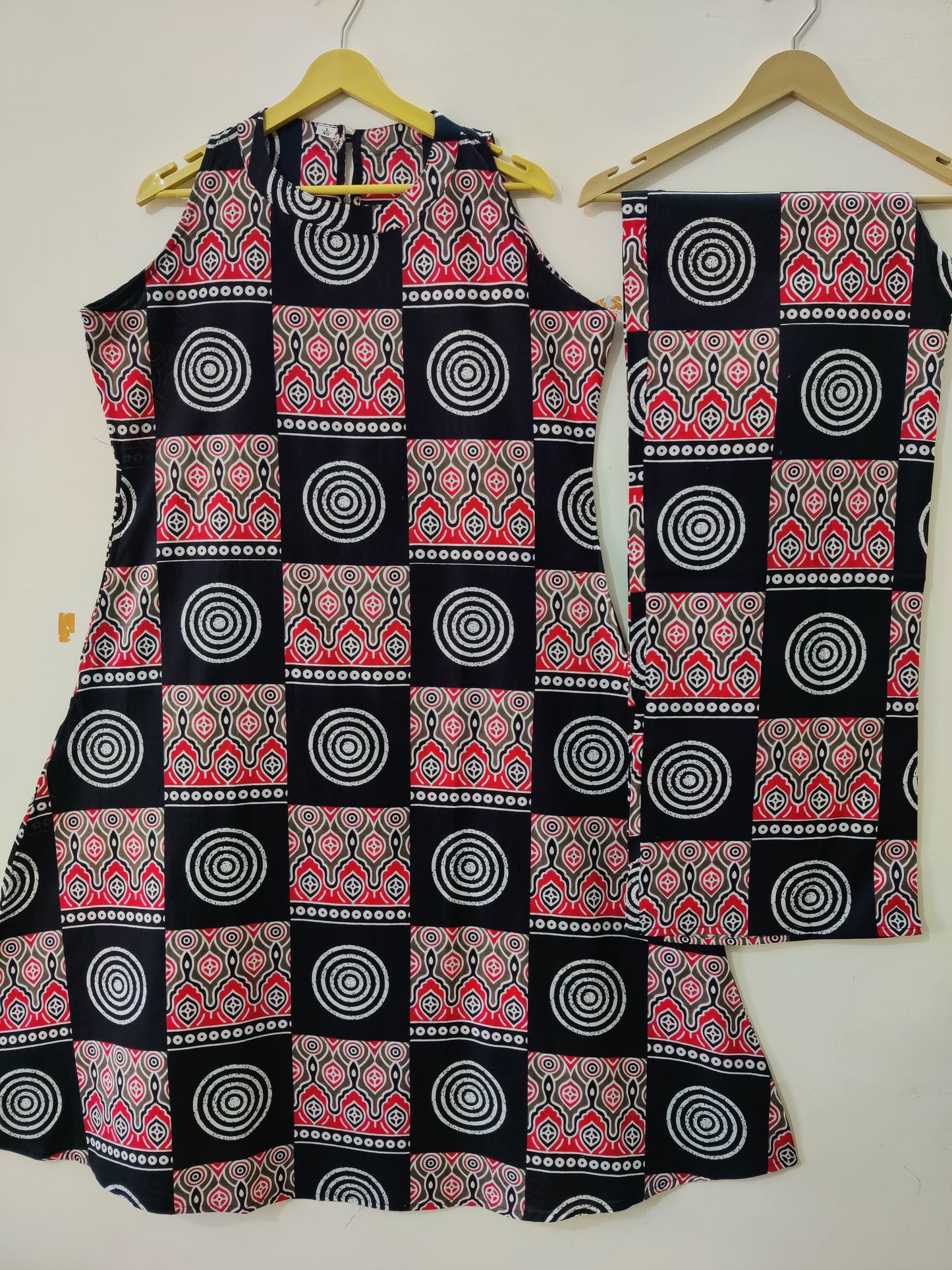 Black & Red Cotton Abstract Print Sleeveless Kurta And Pant Set For Women