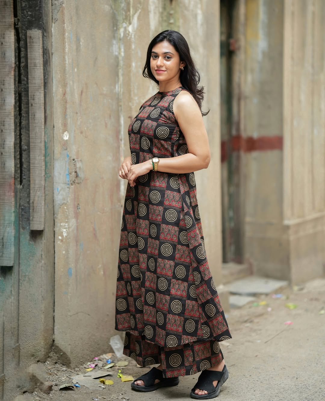 Black & Red Cotton Abstract Print Sleeveless Kurta And Pant Set For Women