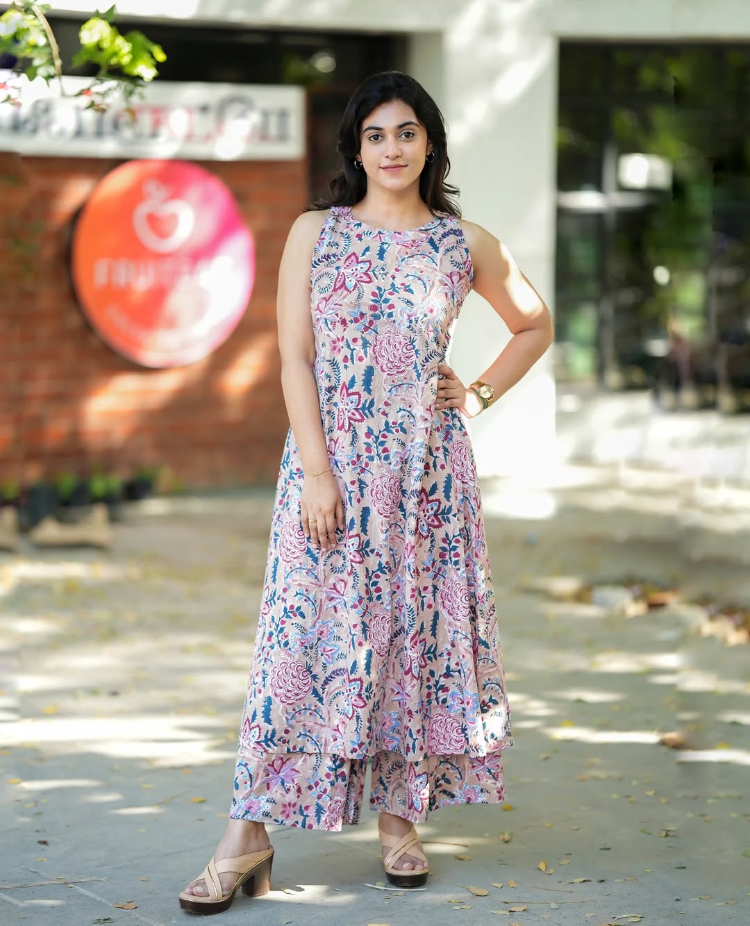 Elegant Floral Print Sleeveless Kurti with Matching Palazzo Set