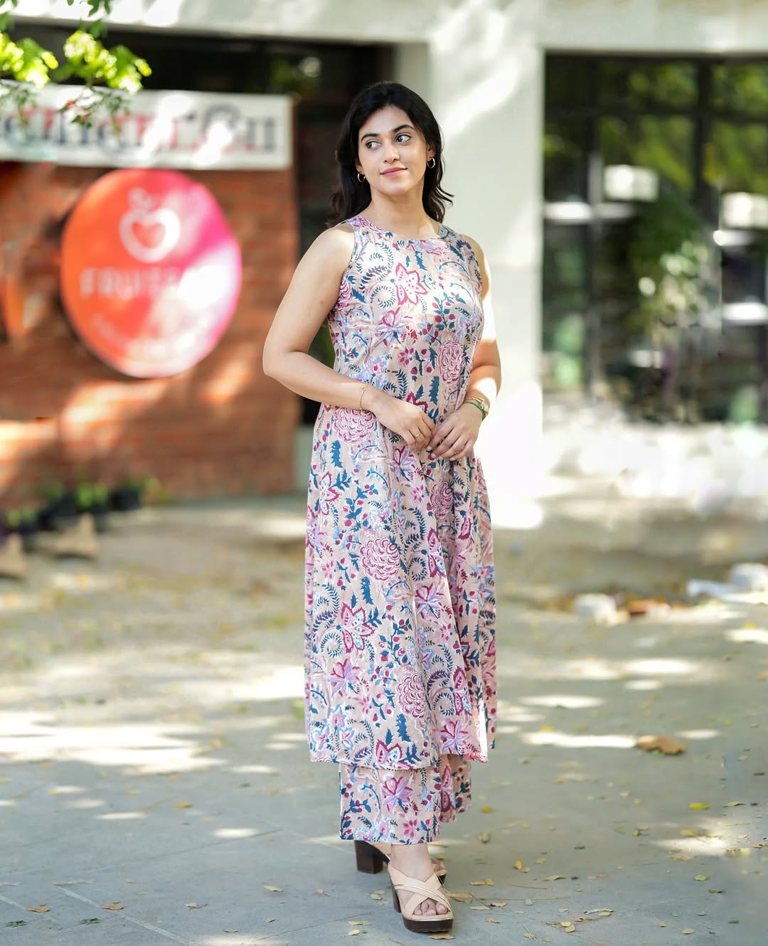 Elegant Floral Print Sleeveless Kurti with Matching Palazzo Set