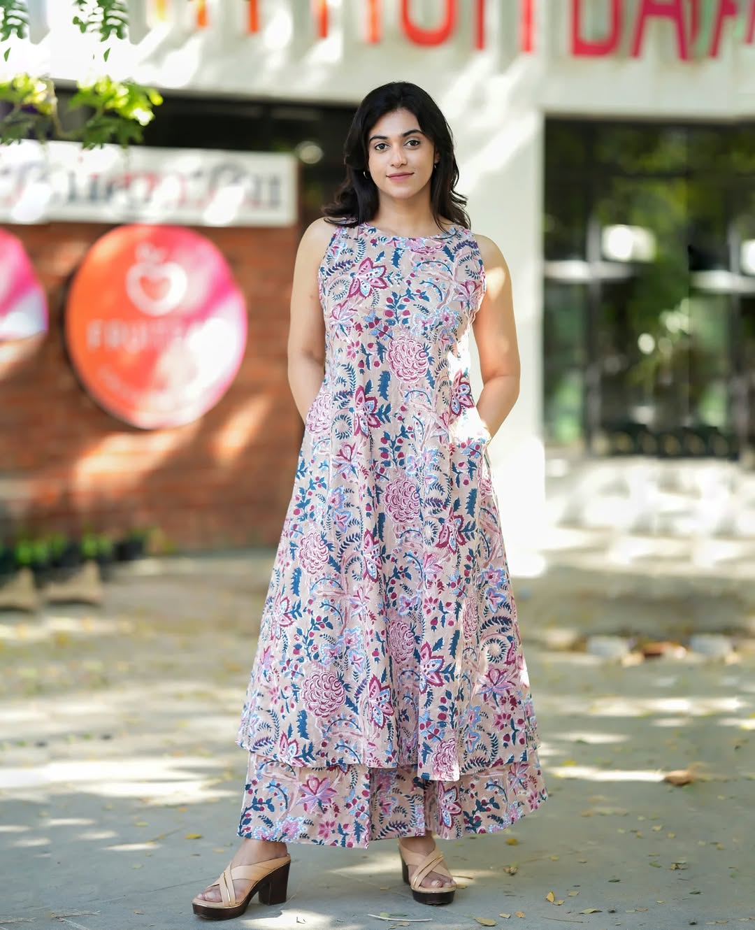 Elegant Floral Print Sleeveless Kurti with Matching Palazzo Set
